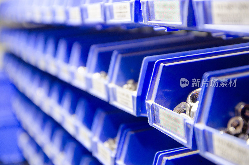 列蓝色塑料储存箱包含螺丝，螺栓和螺母。