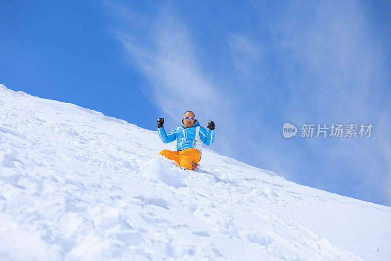 冬季运动玩男人滑雪者享受阳光明媚的滑雪胜地