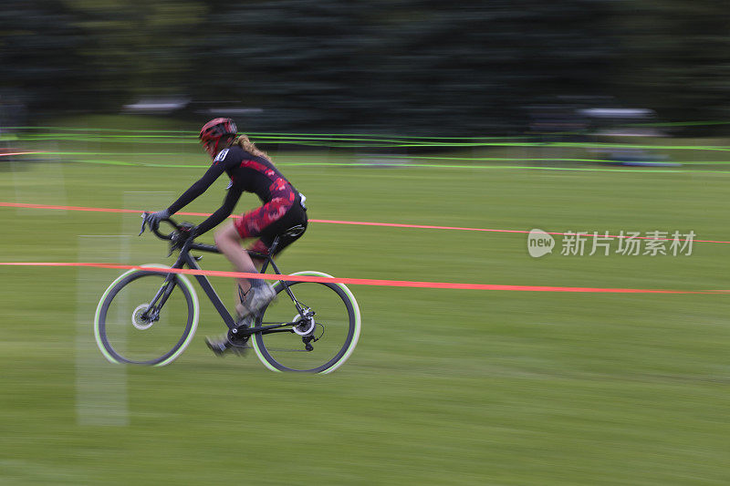 Cyclo-Cross赛车手的女孩