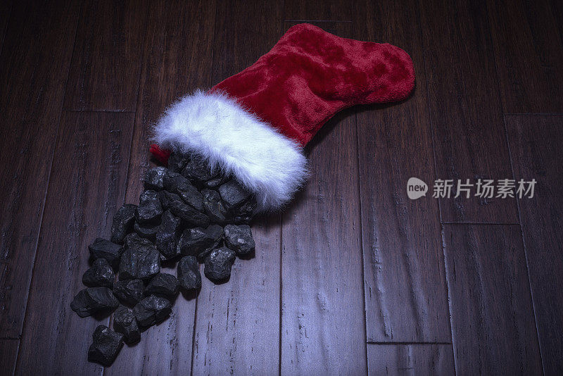 圣诞袜把煤洒在地板上