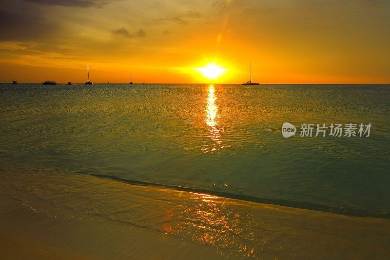 棕榈滩，阿鲁巴岛，荷属安的列斯群岛，加勒比海田园诗般的日落