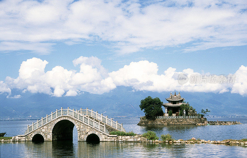 岛上有石桥和寺庙