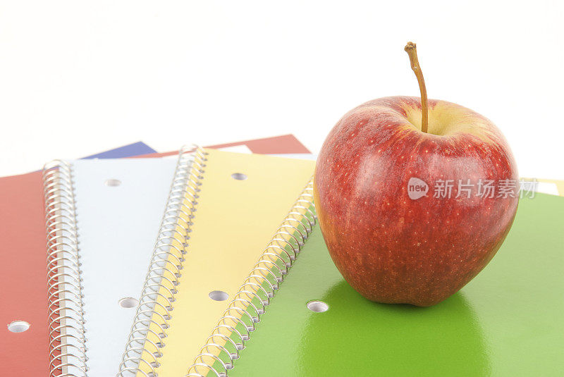 螺旋笔记本上的红苹果