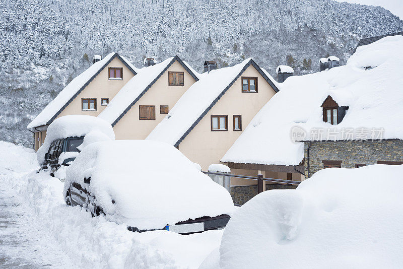 居民区被雪覆盖