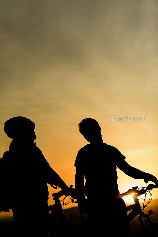 骑摩托车的人在日落时分