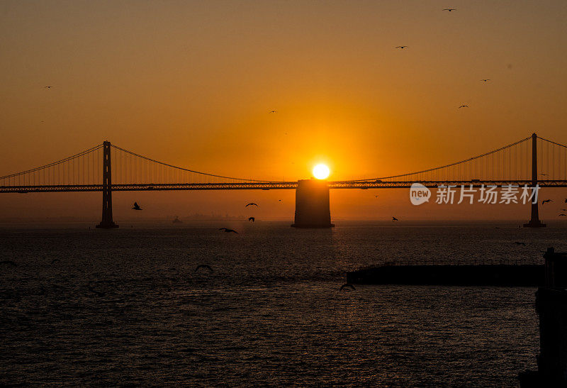 旧金山海湾大桥上的日出