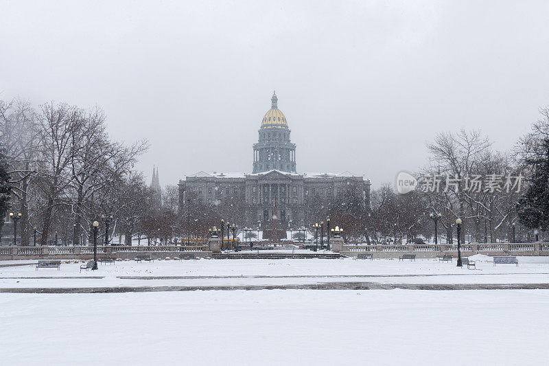 冰雪公园与丹佛科罗拉多州国会大厦在冬天