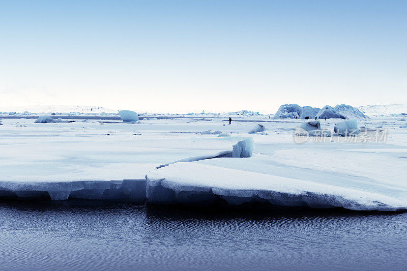 冰岛冬天结冰的Jokulsarlon冰川泻湖