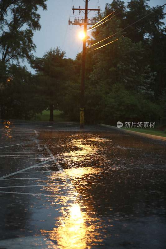 停车场的雨