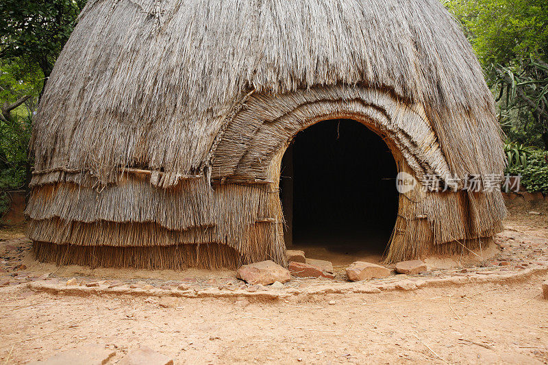 传统的祖鲁小屋南非