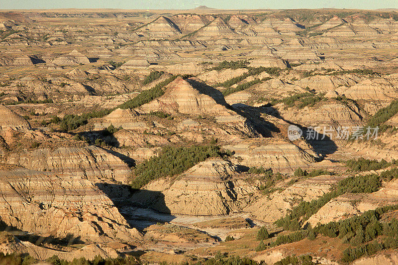 一览南达科他州荒地国家公园日落沉积地质构造