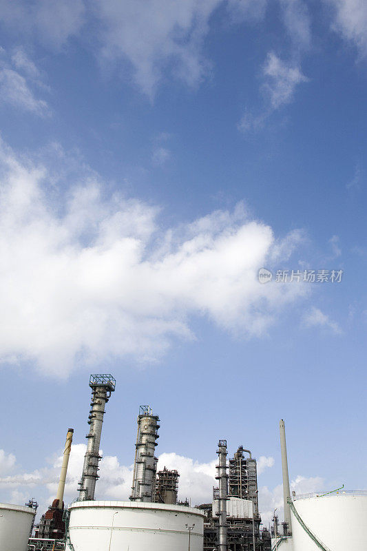 炼油厂上空的云景