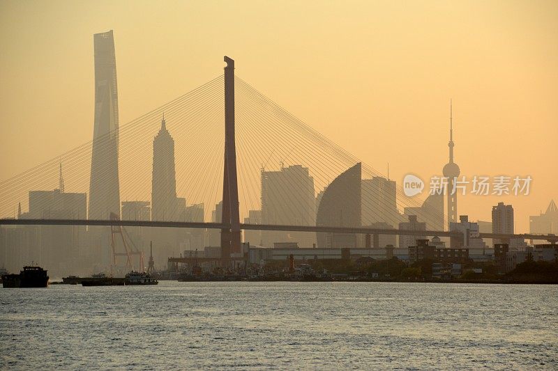 夕阳下的上海和黄浦江