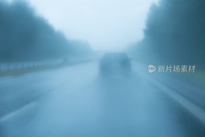 雨中的路