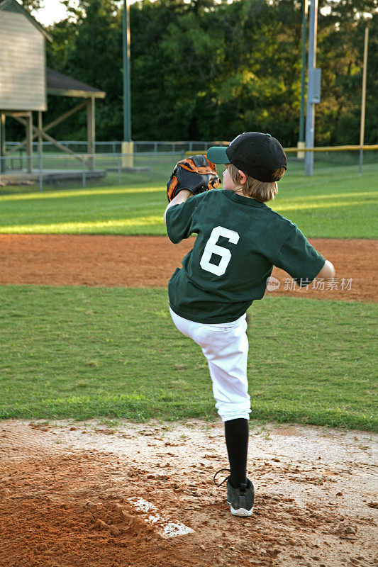 小联盟男孩投手。棒球场，土墩，球员。投手。