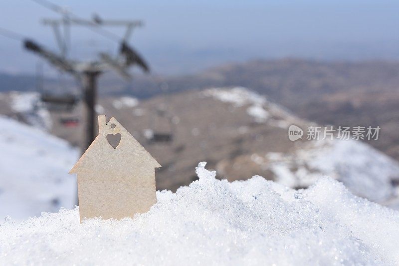 房子模型在雪中