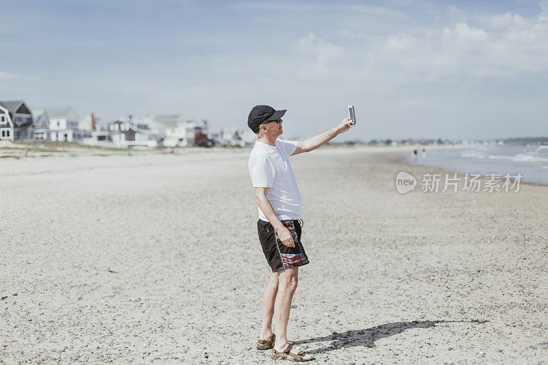 一个在海滩上自拍的成熟男人的肖像