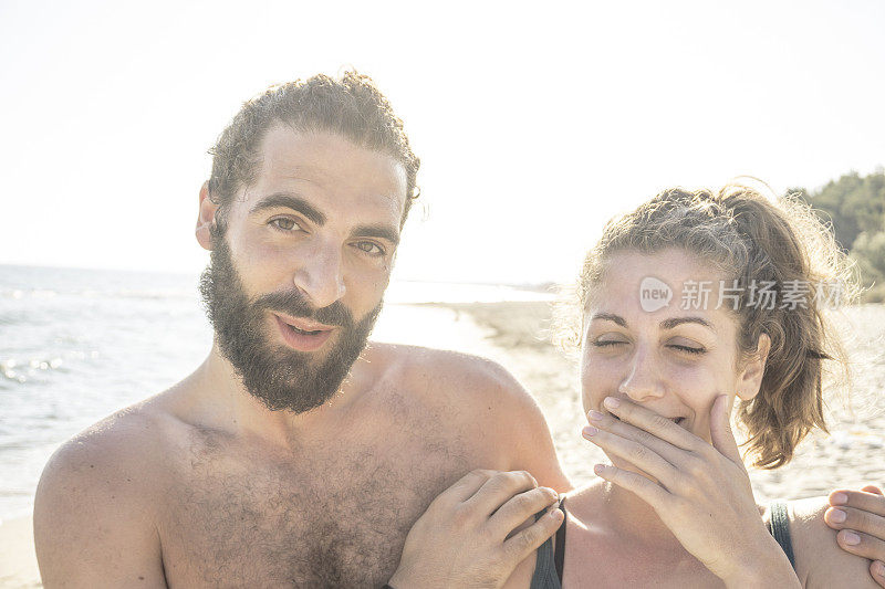 幸福恩爱的情侣在沙滩上开玩笑