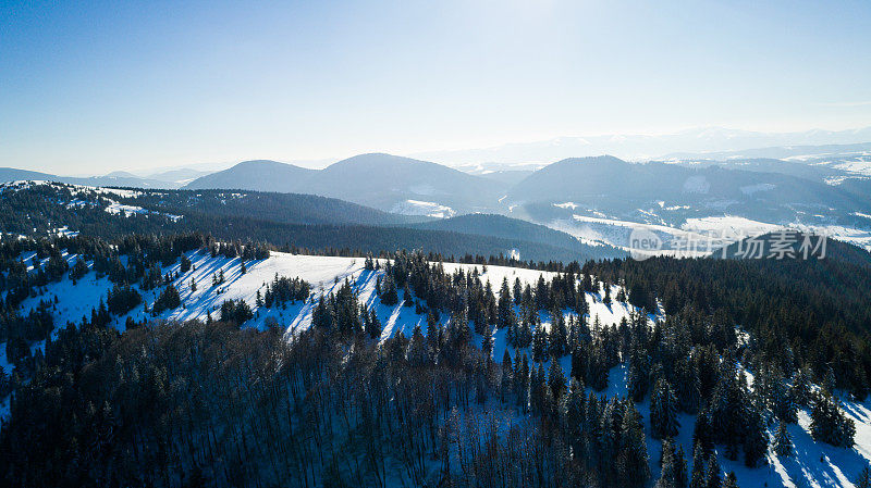 空中滑雪胜地在阳光明媚的喀尔巴阡山脉