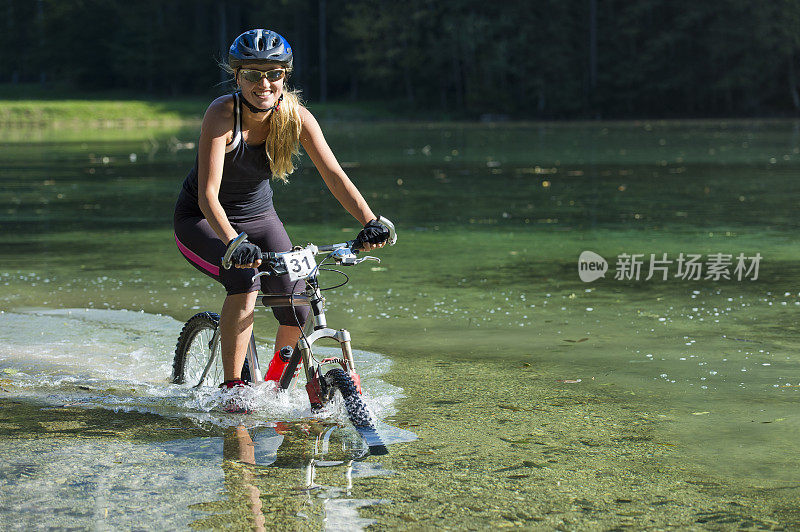一个金发姑娘在水里骑车