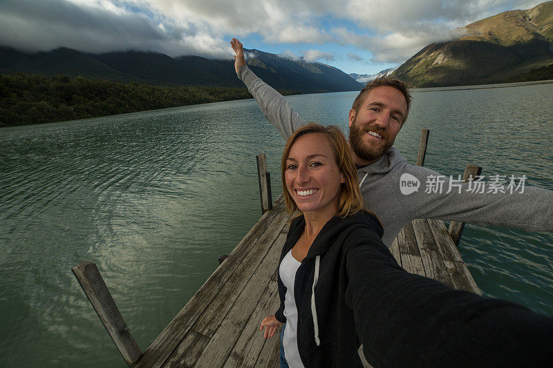 两个年轻人在新西兰码头上自拍