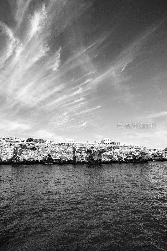 从海上看马略卡湾黑白照片