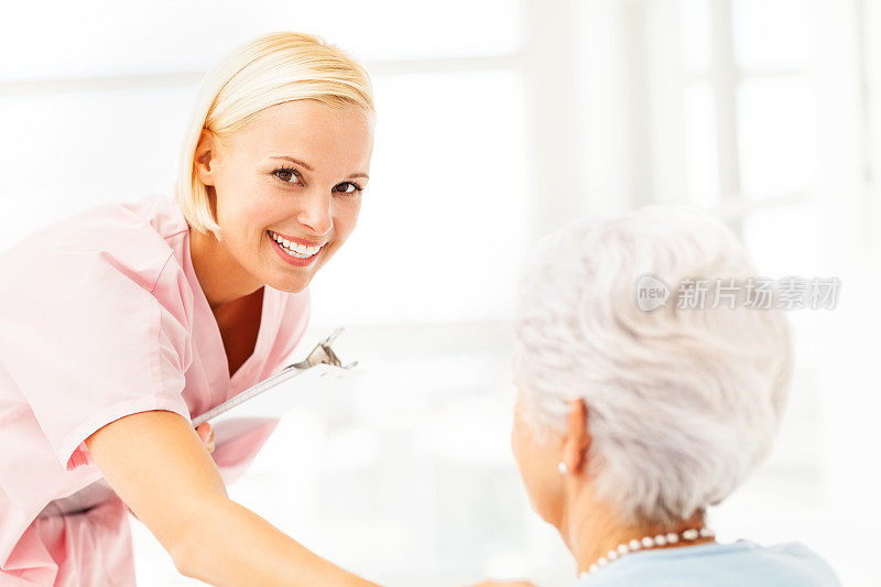 快乐护士与老年病人在养老院
