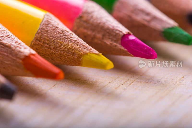 微距拍摄的彩色铅笔在木制的背景