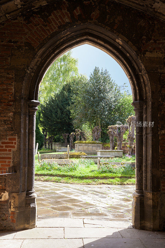 英国艾塞克斯的圣玛丽戴德姆教区教堂的哥特式拱门
