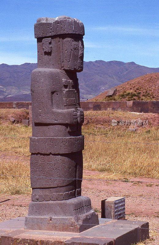 南美洲蒂瓦纳科玻利维亚遗址广场入口处的古代石碑