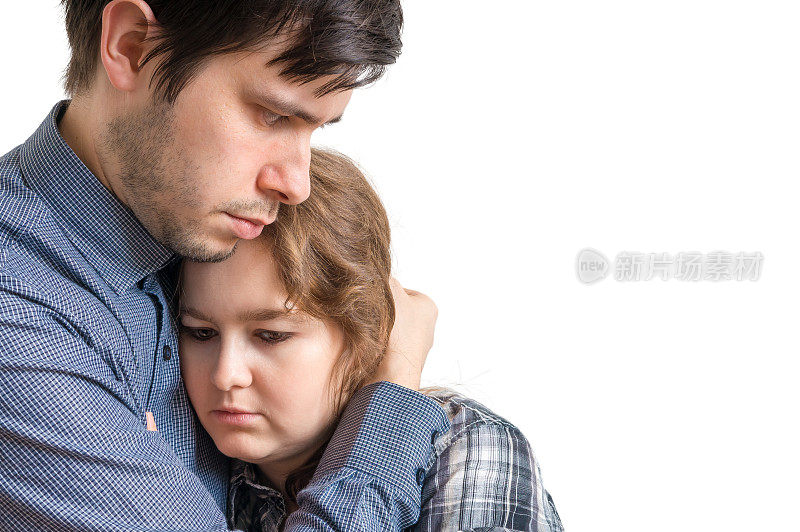 一个年轻人拥抱着他悲伤的女朋友。安慰和同情。