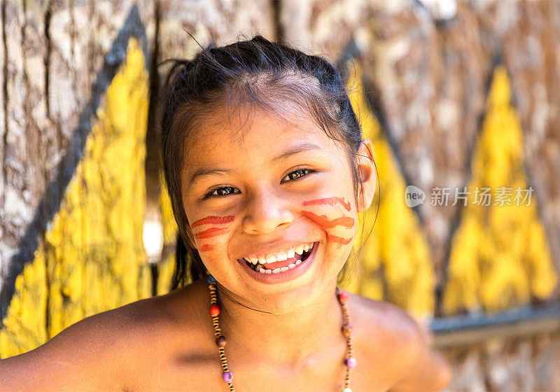 可爱的巴西本土女孩在亚马逊，巴西