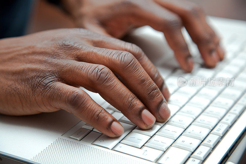 非洲人的手在键盘上的特写