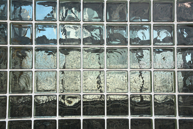 多扇方形玻璃窗