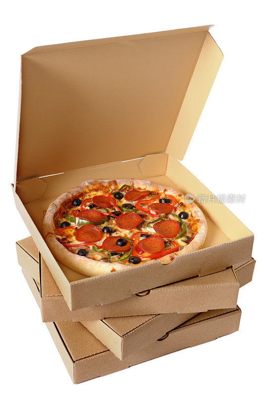 一堆披萨盒，顶部打开，露出新鲜的披萨