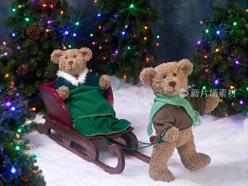 圣诞泰迪熊和圣诞树灯