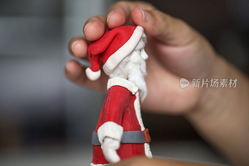 黏土制作圣诞老人小雕像作为礼物的艺术家