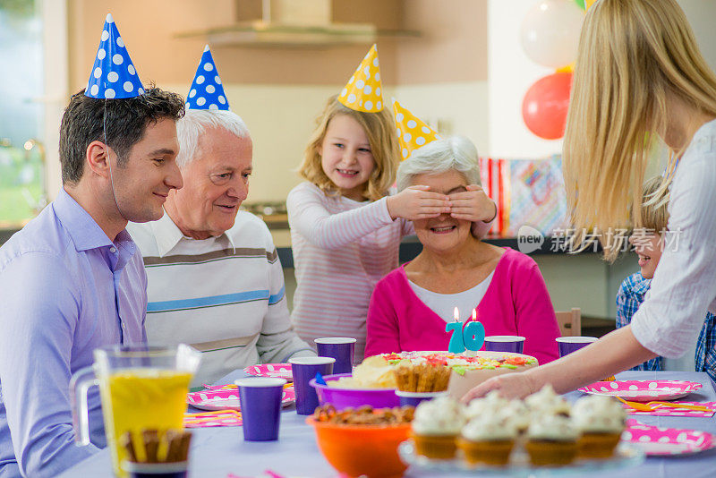 全家庆祝祖母的生日