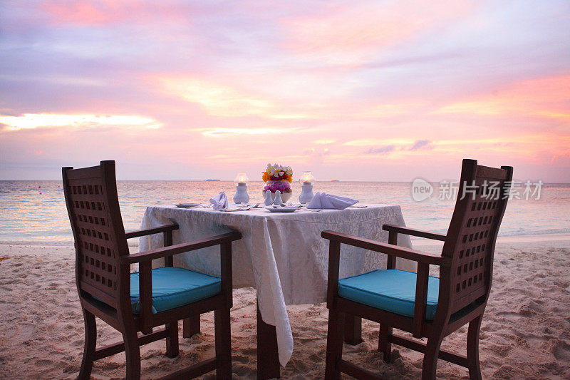马尔代夫海滩上的浪漫餐桌