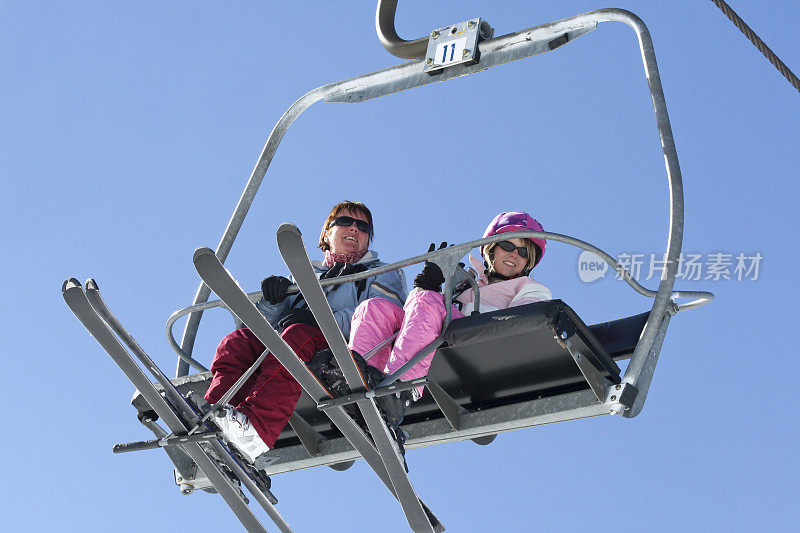 滑雪缆车上的家庭