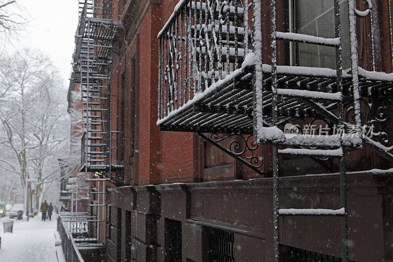 冬天，积雪覆盖了布鲁克林褐石联排别墅的防火梯