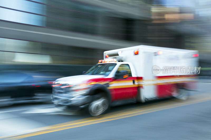 纽约救护车超速行驶，动作模糊
