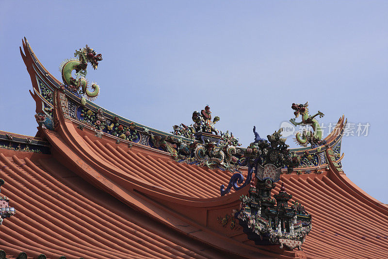有中国龙的亚洲寺庙屋顶