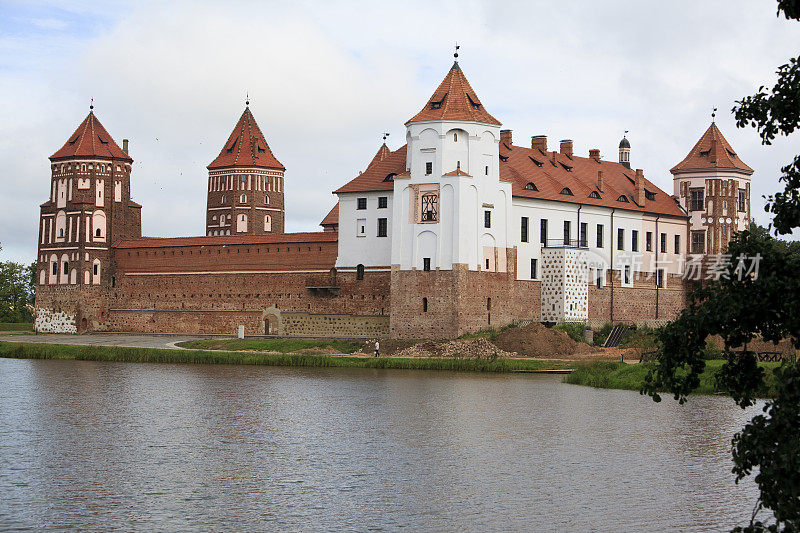这座城堡建于16世纪，位于白俄罗斯米尔