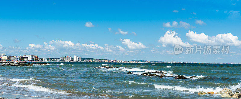 多岩石的海岸线视界