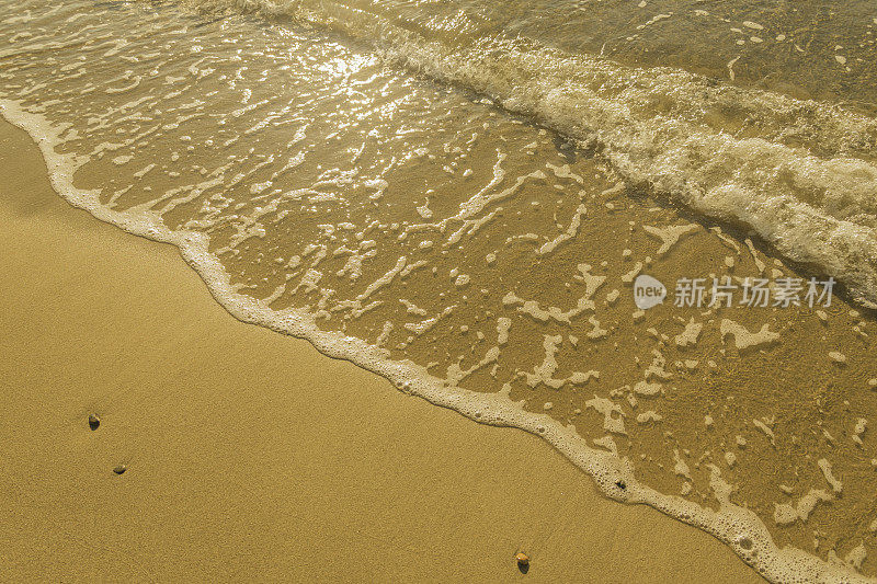 金色的沙滩，阳光和海浪