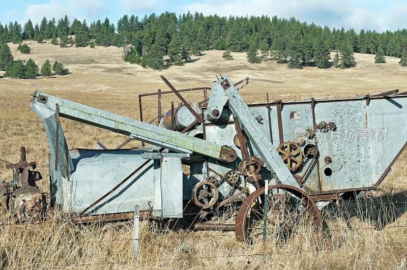 俄勒冈州田地边的过时的收割机器