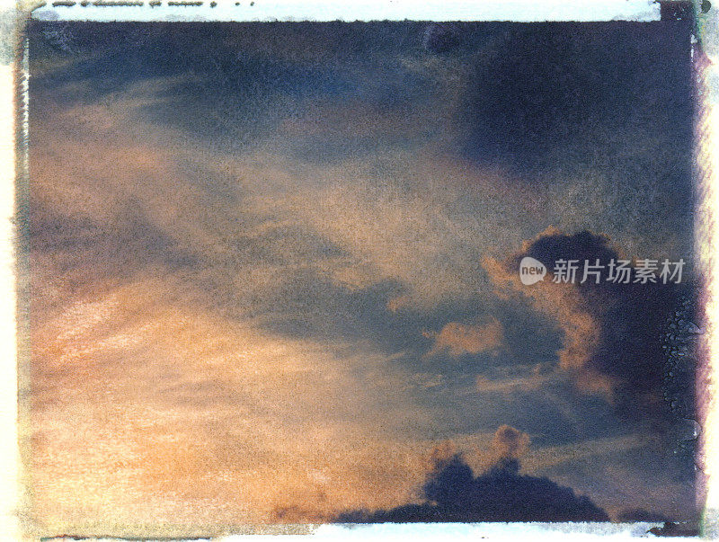 转移图像的戏剧性云彩景观在日落