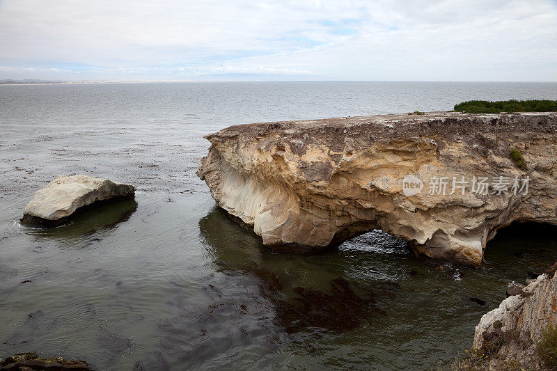 贝壳海滩的岩石(皮斯莫海滩)
