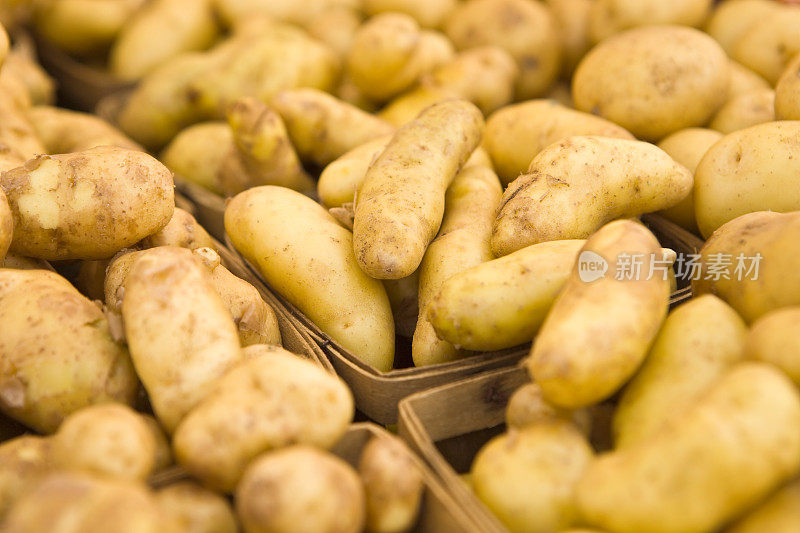 农贸市场展示的新土豆